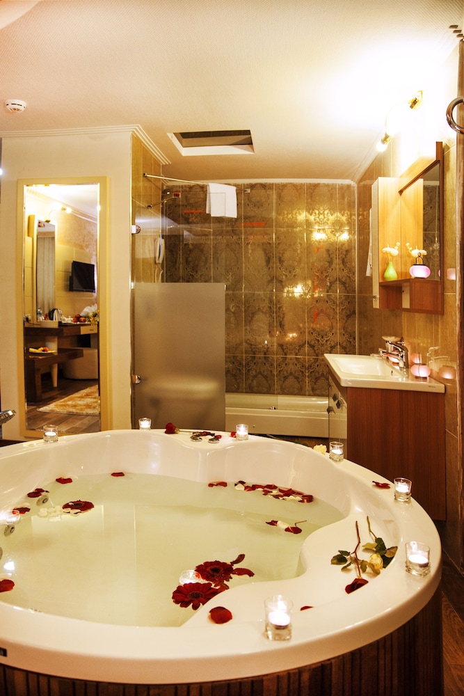 Deluxe Suite, Jetted Tub photo 2