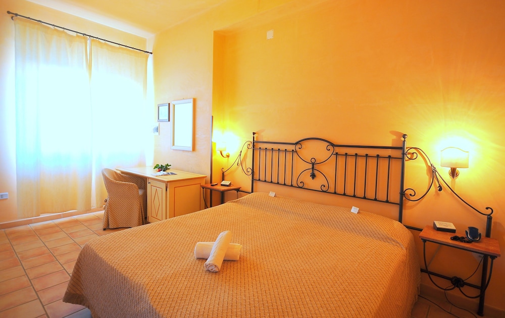 Economy Room, Garden View