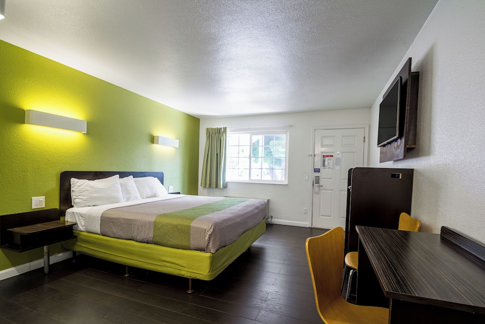Signature Room, 1 King Bed, Mobility Accessible, Non Smoking - Photo 10