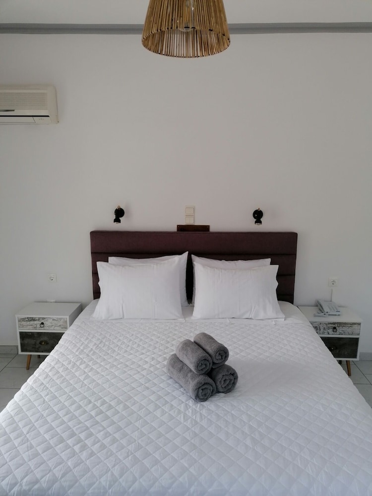 Comfort Double Room, 1 King Bed, Pool View