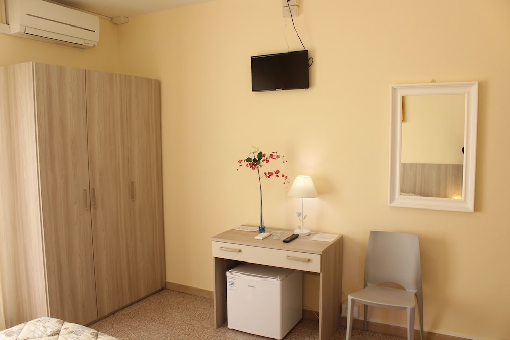 Double Room, Balcony, Partial Sea View photo 3
