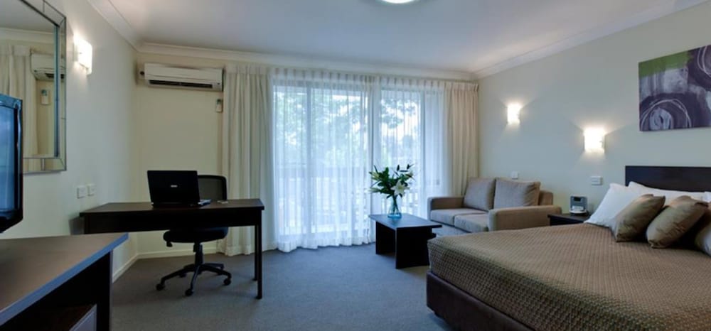 Executive Room, 1 Queen Bed With Sofa Bed, Balcony - Photo 5