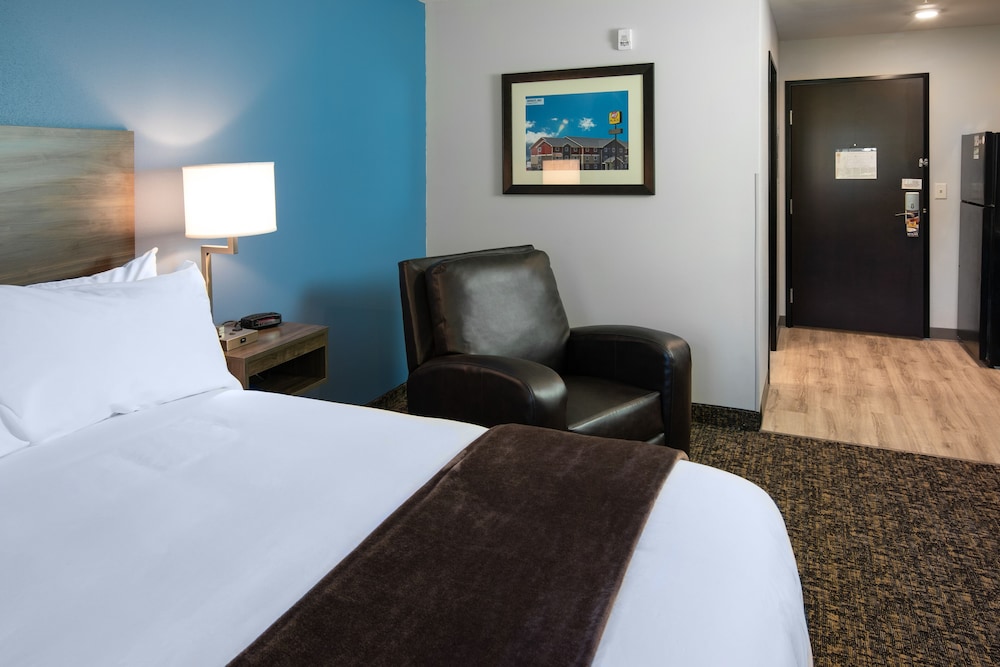 Room, 1 Queen Bed (Recliner) - Photo 3