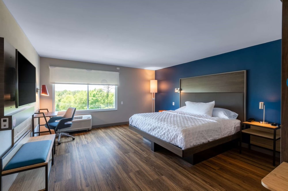 Room, 1 King Bed, Accessible (Hearing, Roll-In Shower) - Photo 2