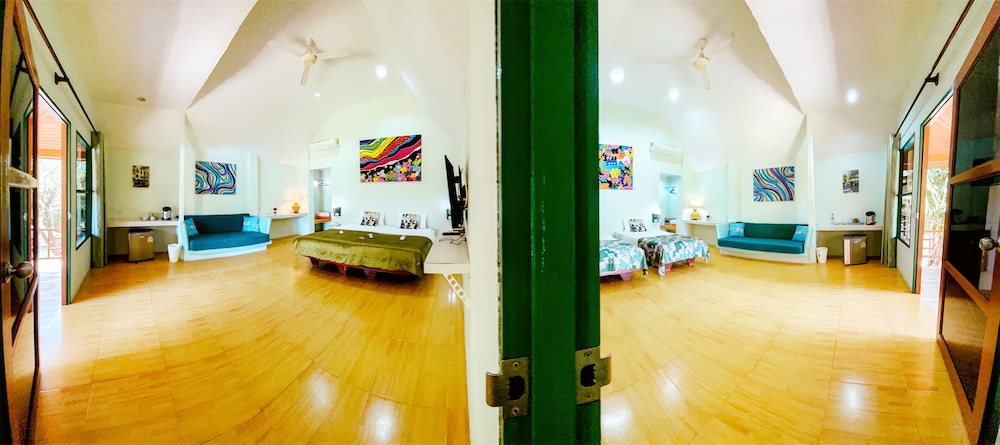 Deluxe Duplex Garden Bungalow photo 2