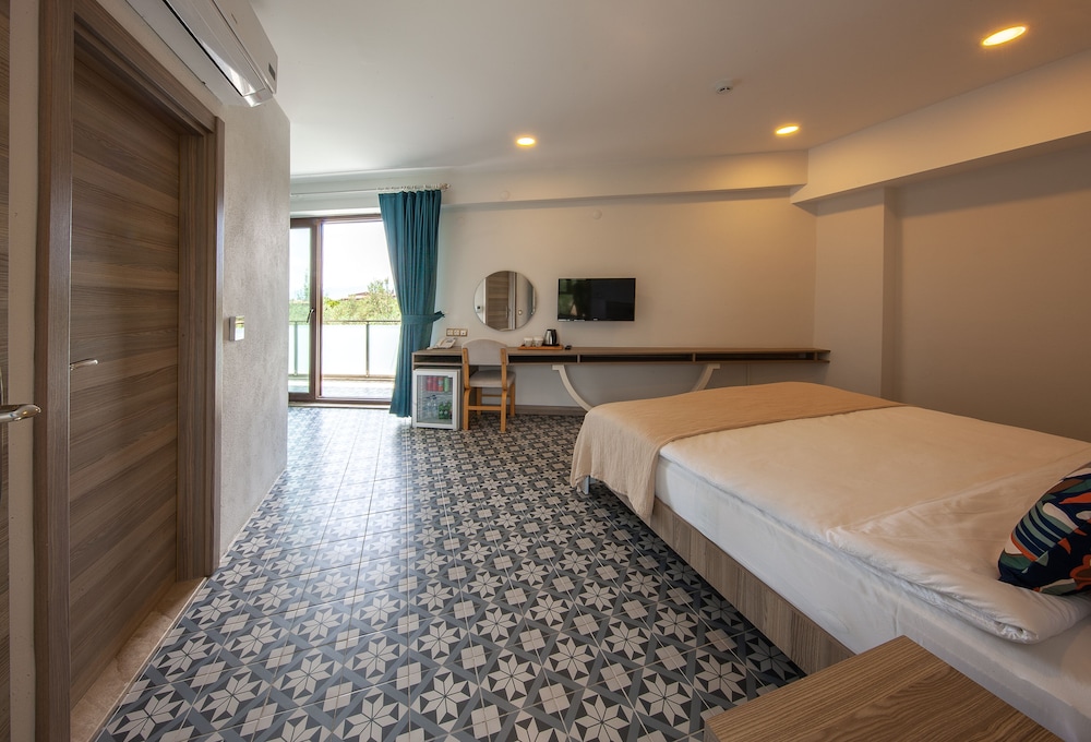 Family Triple Room, 1 Queen Bed photo 2