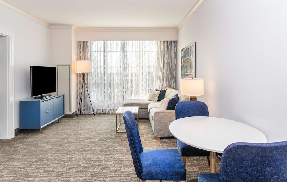 executive2- rooms suite,1 king bed with one sofabed,business lounge access photo 2