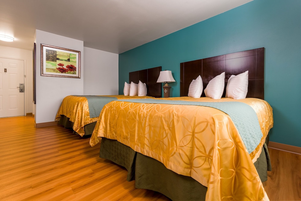 Standard Room, 2 Queen Beds, Refrigerator & Microwave (Pet Friendly) photo 1