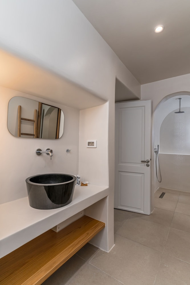 King Suite with Seaview and outdoor Hottub Caldera View - Photo 10
