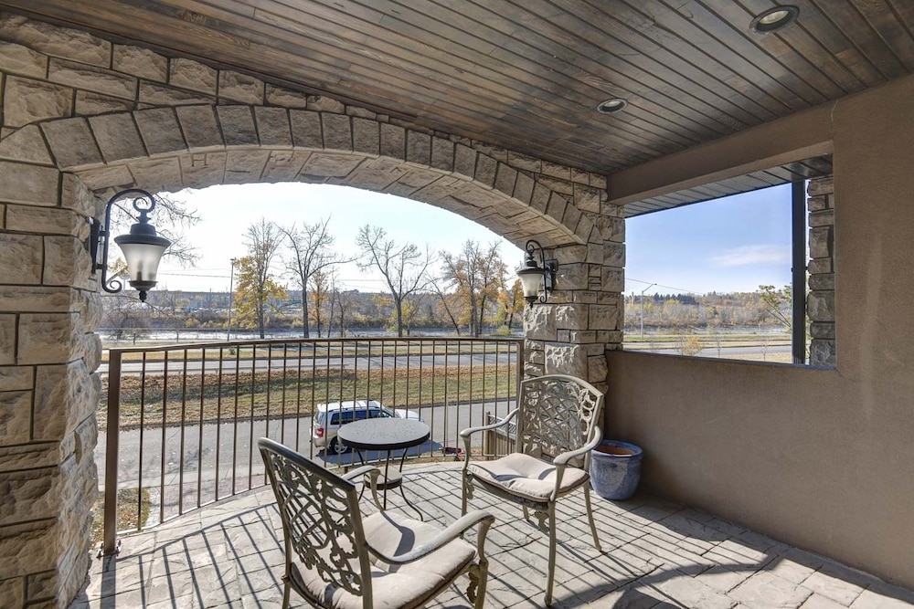 King Suite with balcony, fireplace photo 3