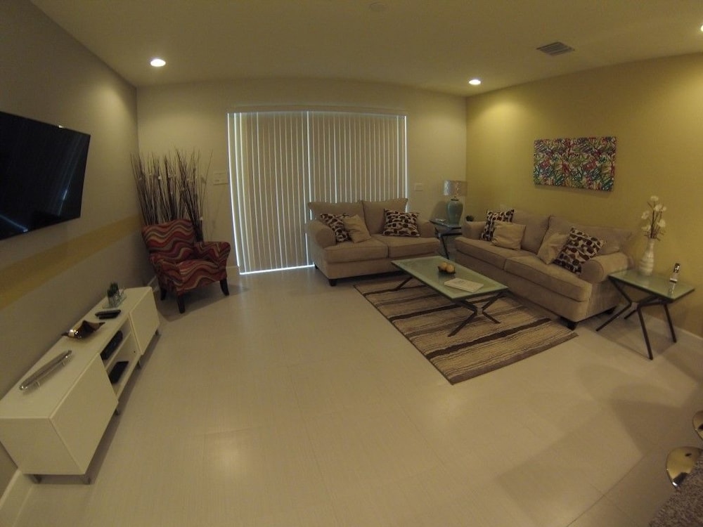 Family Townhome, Private Pool, Garden Area photo 1
