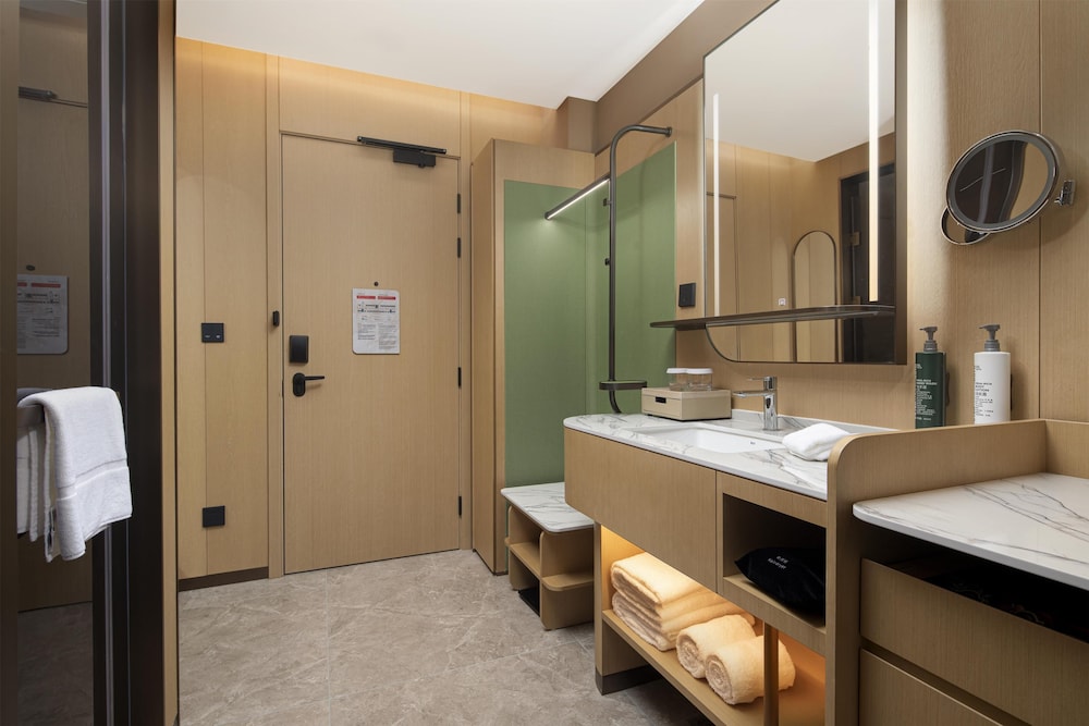 Deluxe Room, 1 King Bed