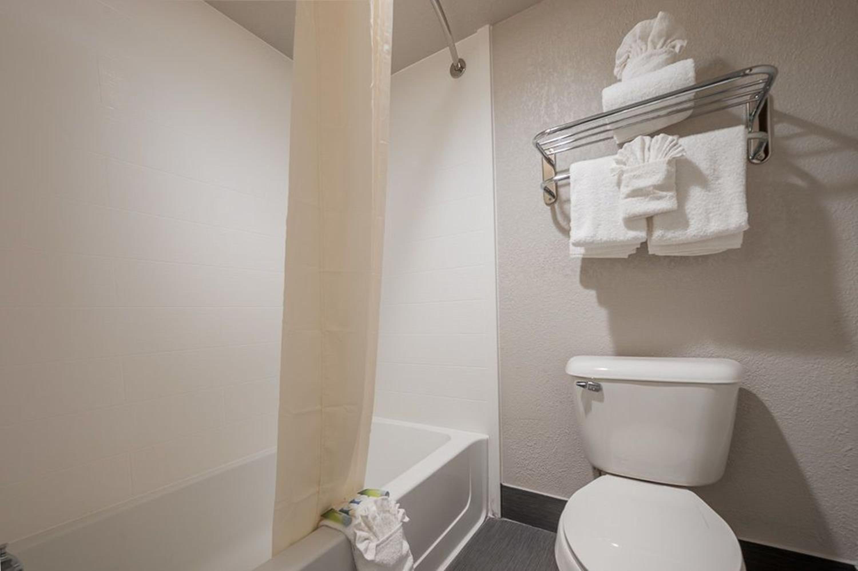 Queen Room - Disability Access photo 2