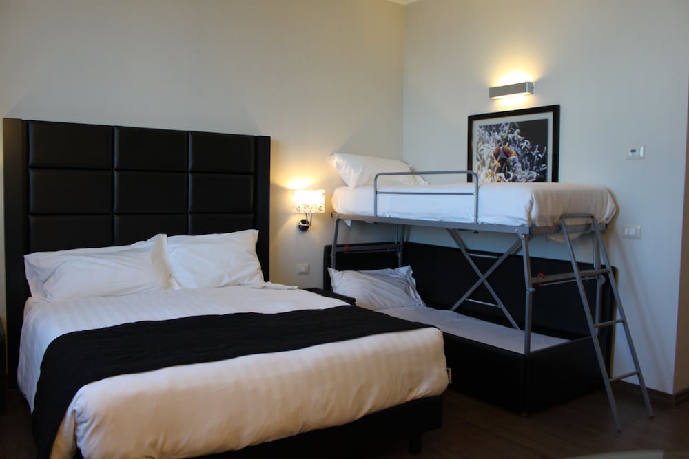 Standard Room, Multiple Beds - Photo 2