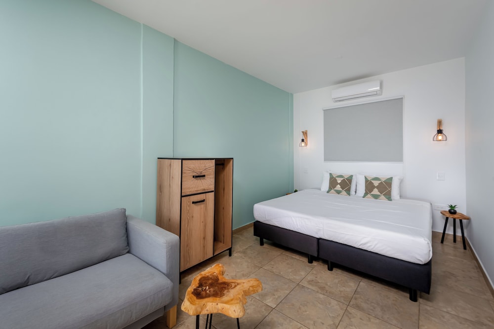 Classic Studio, 1 King Bed, Pool View