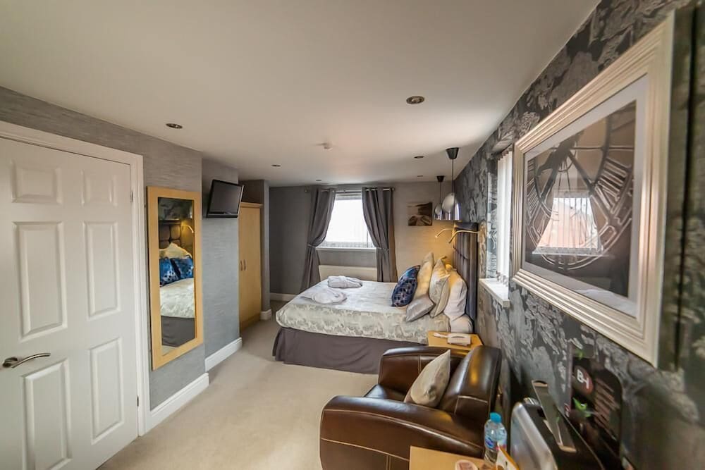 Deluxe Suite, Ensuite photo 3