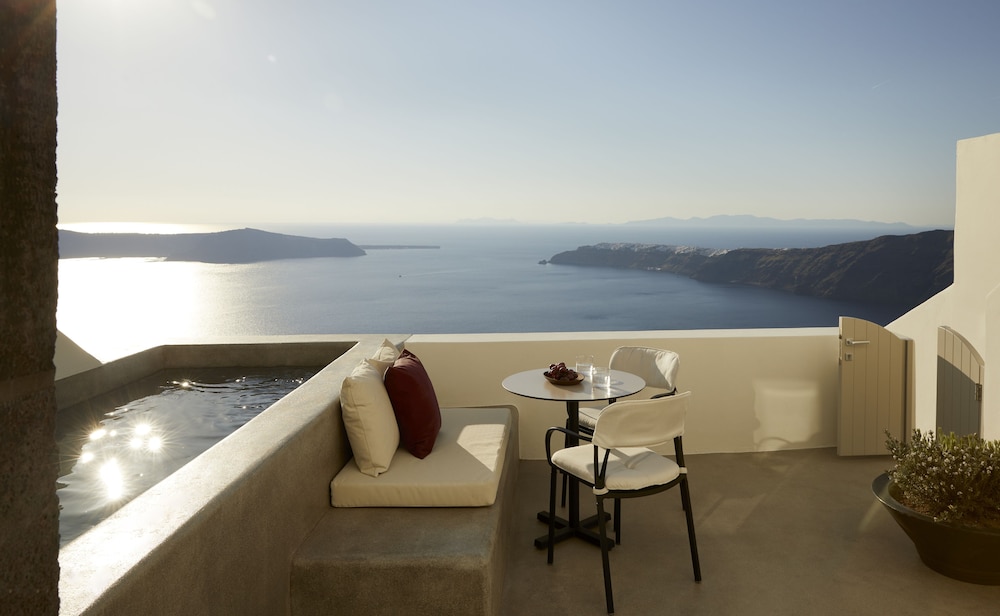 Serenity Suite with Plunge Pool and Caldera View - Photo 13