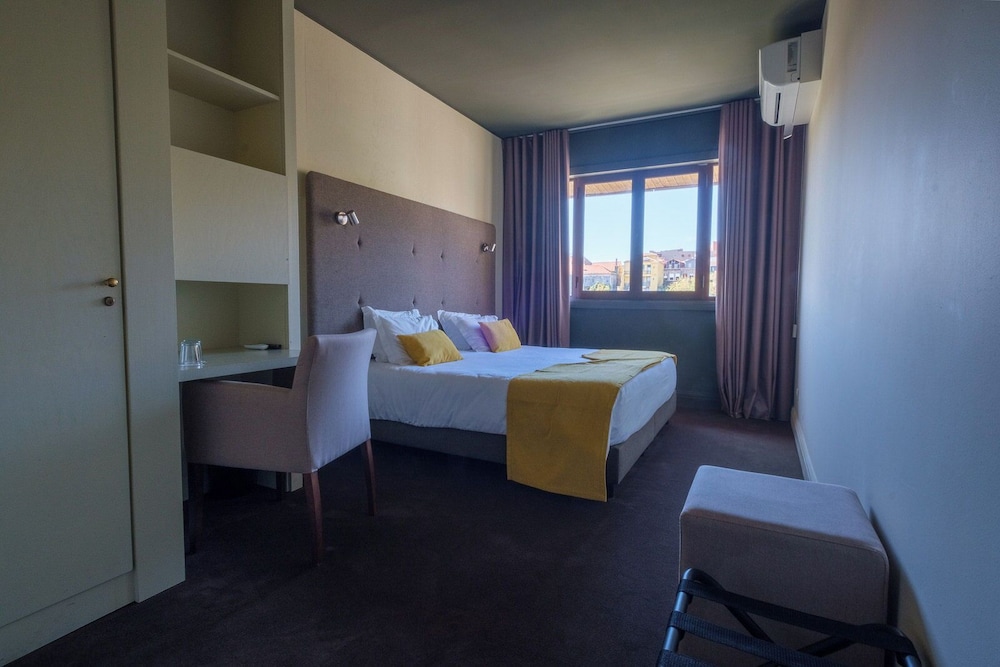 Premium Twin Room - Photo 9