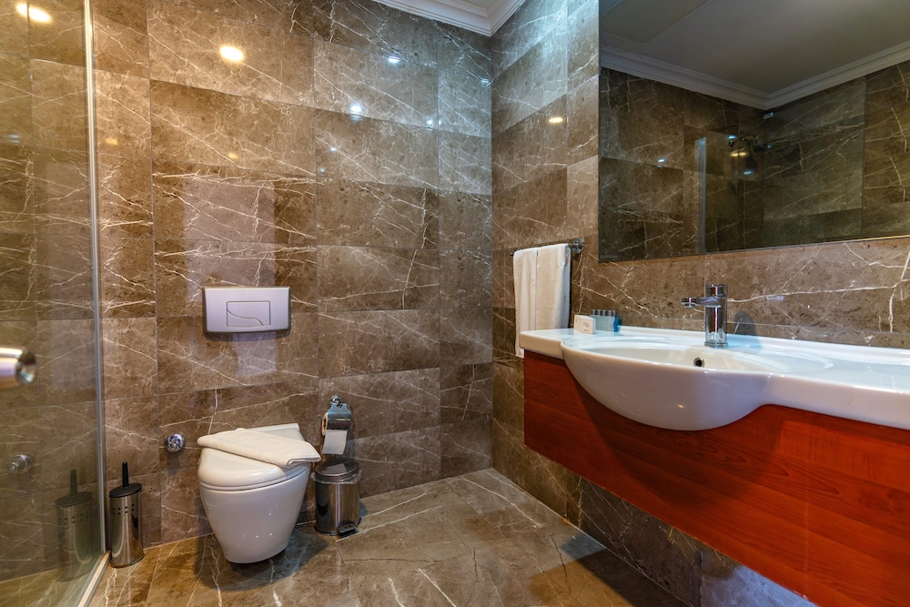 Standard Double or Twin Room, Balcony, Partial Lake View photo 2