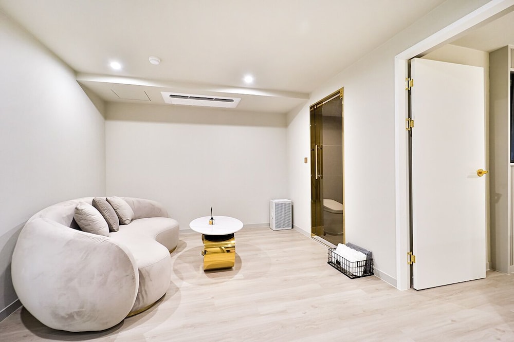 Suite - Photo 1