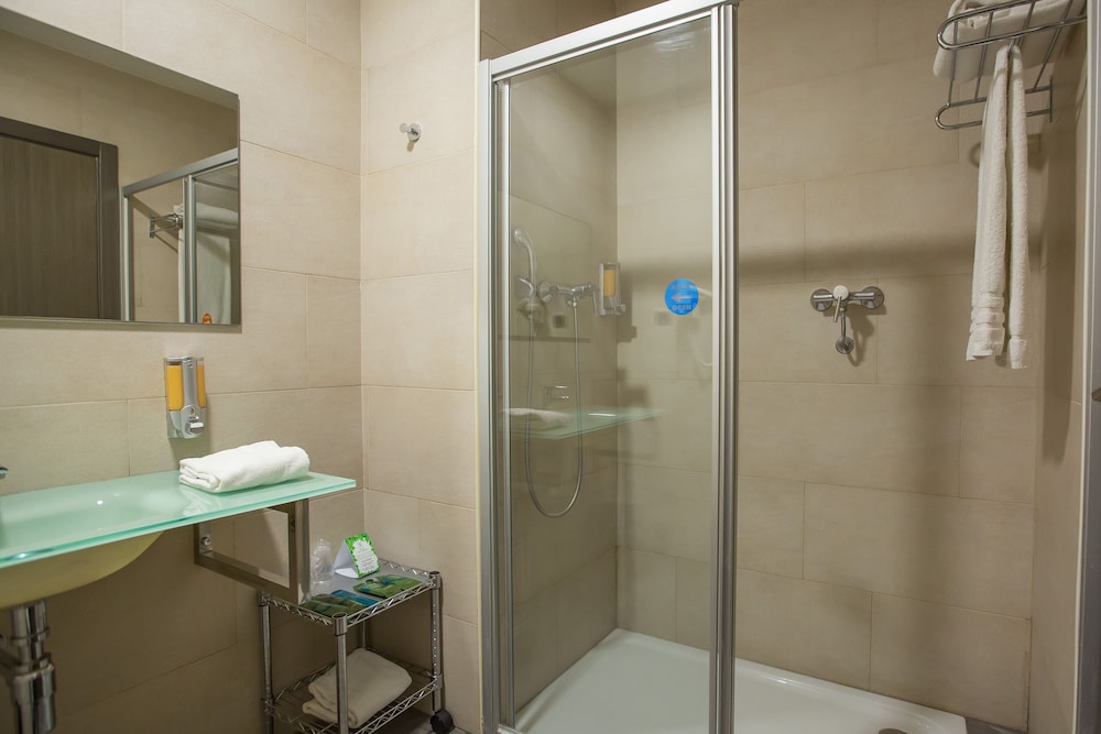 Triple Room, 3 Twin Beds - Photo 9