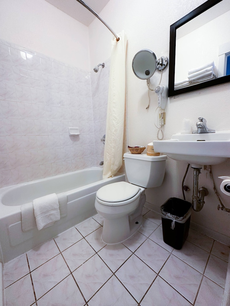 Standard Room, Multiple Beds, Non Smoking, Refrigerator & Microwave - Photo 8