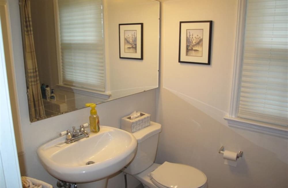 Basic Suite, 2 Bedrooms, Private Bathroom, Partial Lake View photo 2