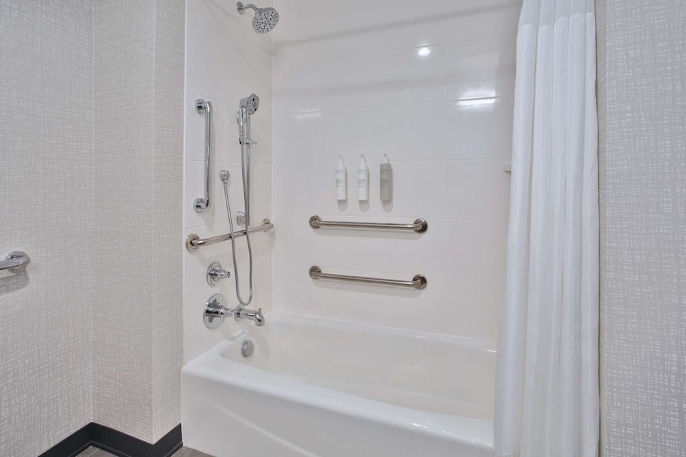 Room, 2 Queen Beds, Accessible, Bathtub - Photo 5