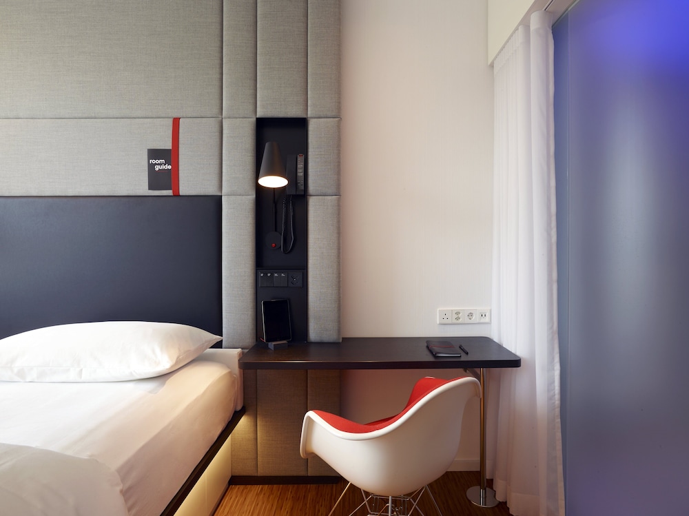 Room, 1 King Bed (Mobility Accessible, Roll-In Shower) photo 2