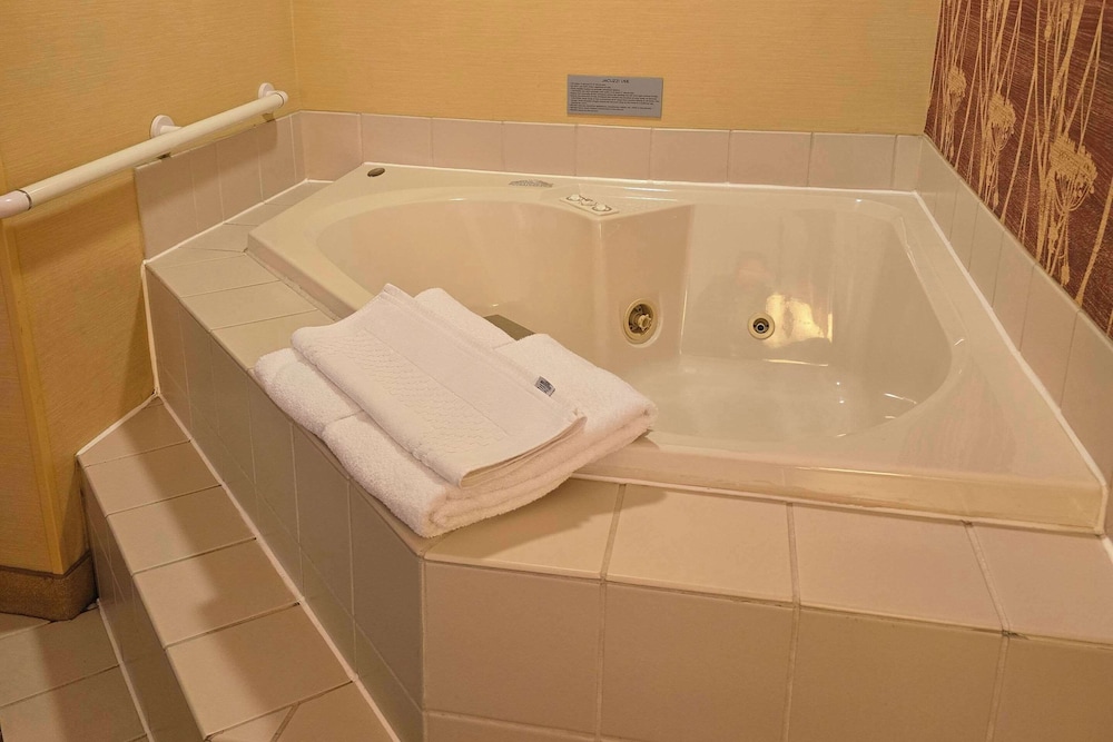 Room, 1 King Bed, Accessible, Non Smoking - Photo 9