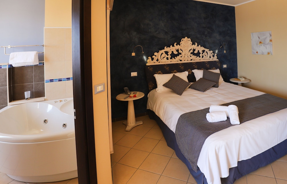 Junior Suite, Jetted Tub, Sea View - Photo 3