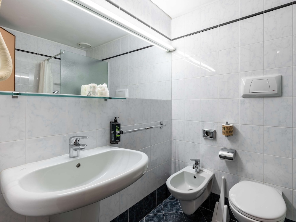Standard Twin Room - Photo 8