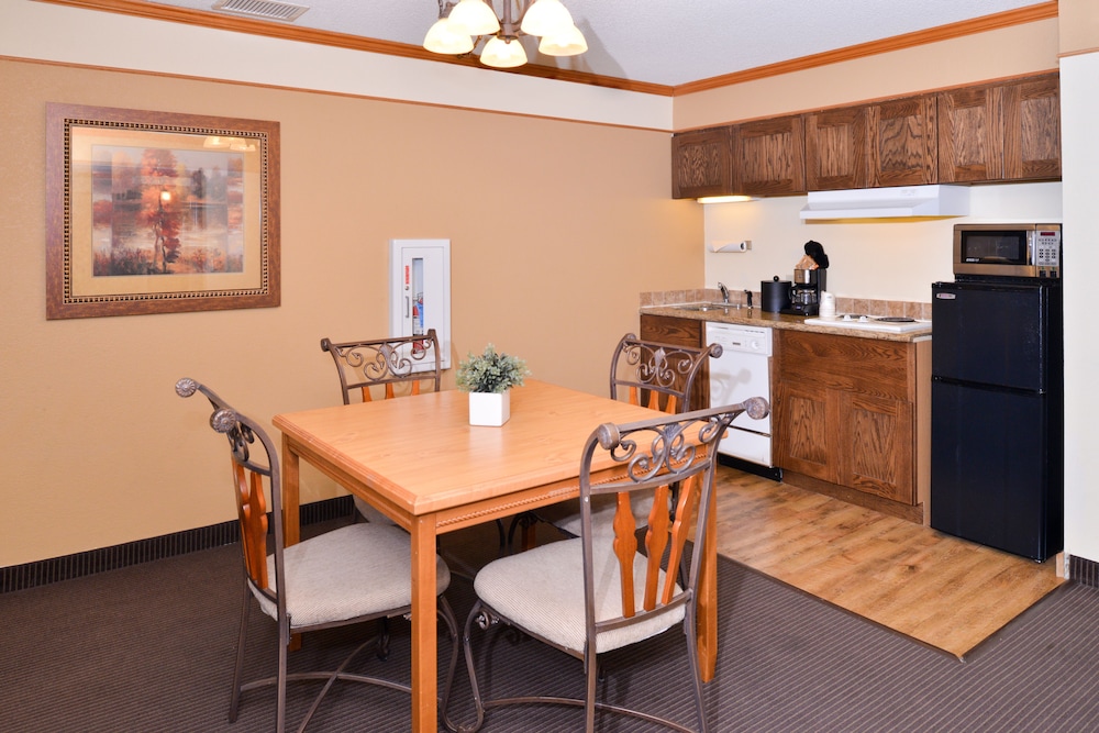 Grand Suite, 2 Queen Beds, Non Smoking, Kitchenette (with Sofabed) photo 3