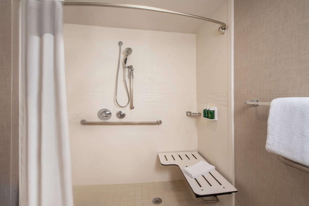 Room, 1 Queen Bed with Sofa bed, Accessible (Mobility Roll in Shower)