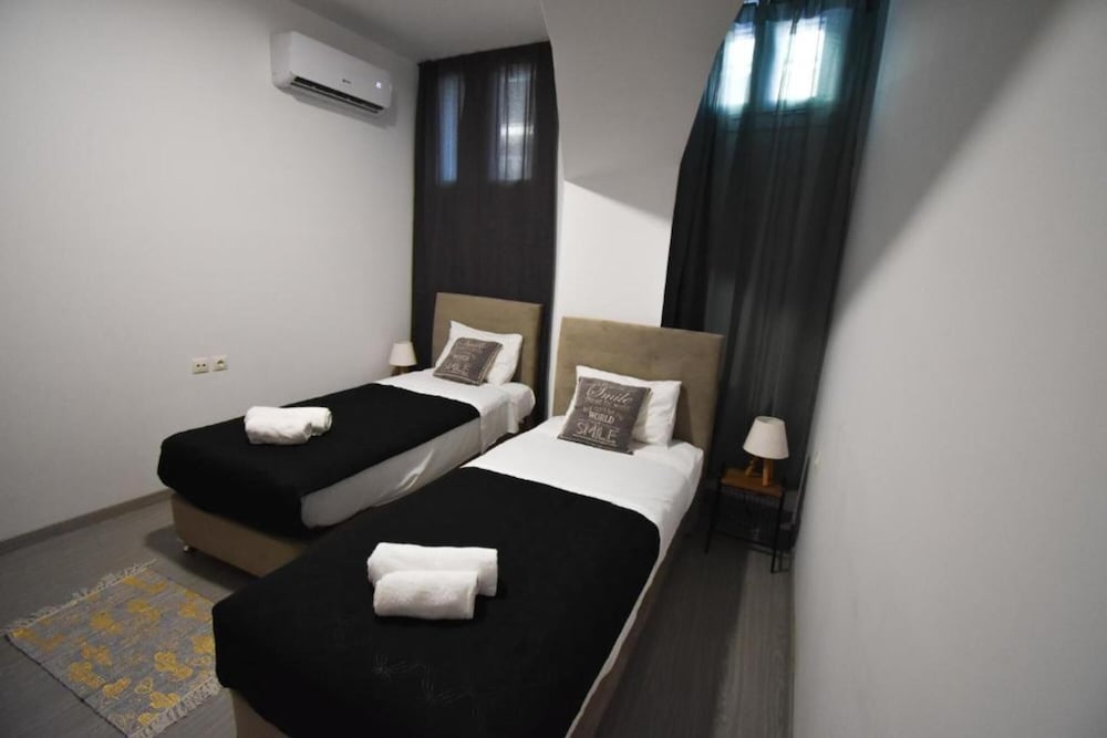 Deluxe Apartment, 2 Bedrooms Semi-Basement