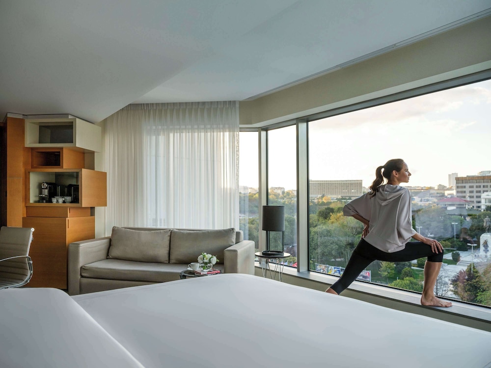 Room, 1 King Bed, Garden View, Corner thumbnail 5