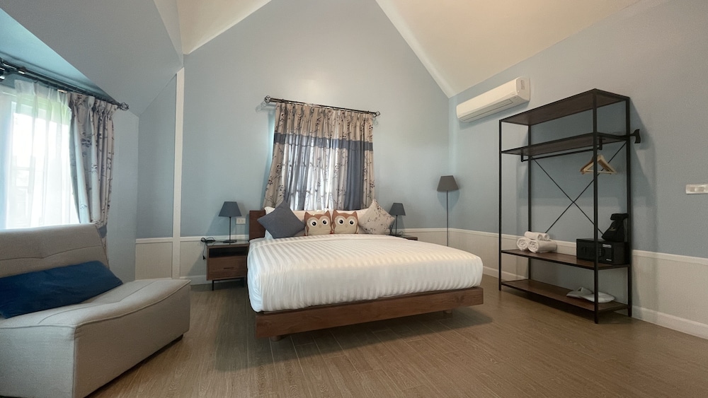Family Room, 3 Bedrooms, Balcony - Photo 7