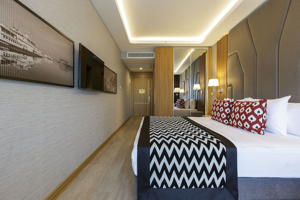 Deluxe Room, 1 King Bed with Sofa bed, City View (Balcony) photo 1