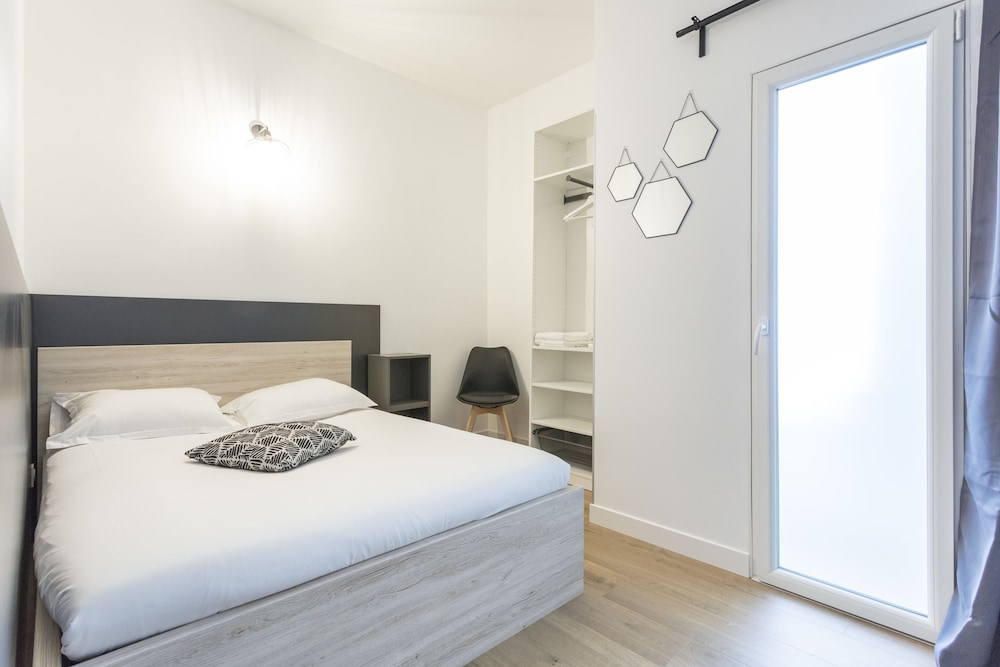 Basic Double Room, Shared Bathroom (Chambre 5)