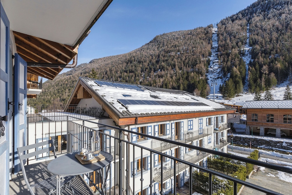 Family Apartment, Multiple Bedrooms, 2 Bathrooms (Vallorcine Loriaz 35 ski in / ski out)