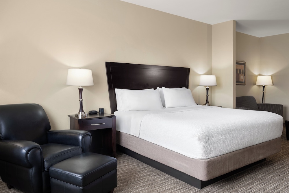 Suite, 2 Queen Beds, Microwave - Photo 4