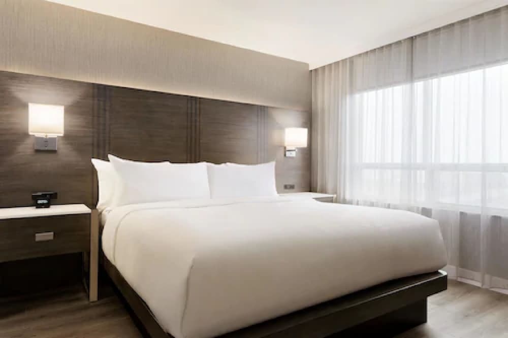 Suite, 1 King Bed, Accessible, Bathtub - Photo 2