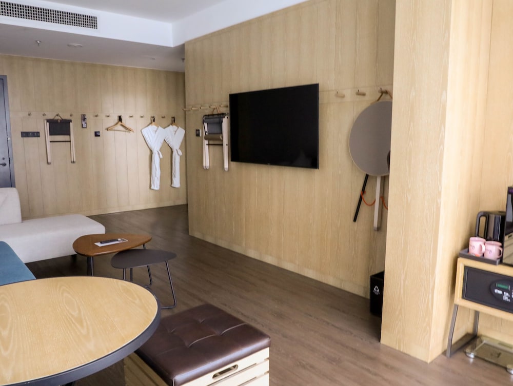 Junior Suite, 1 King Bed, City View - Photo 6