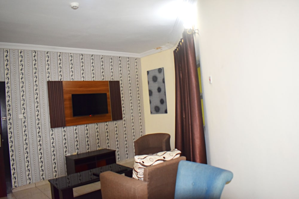 Executive Suite - Photo 5