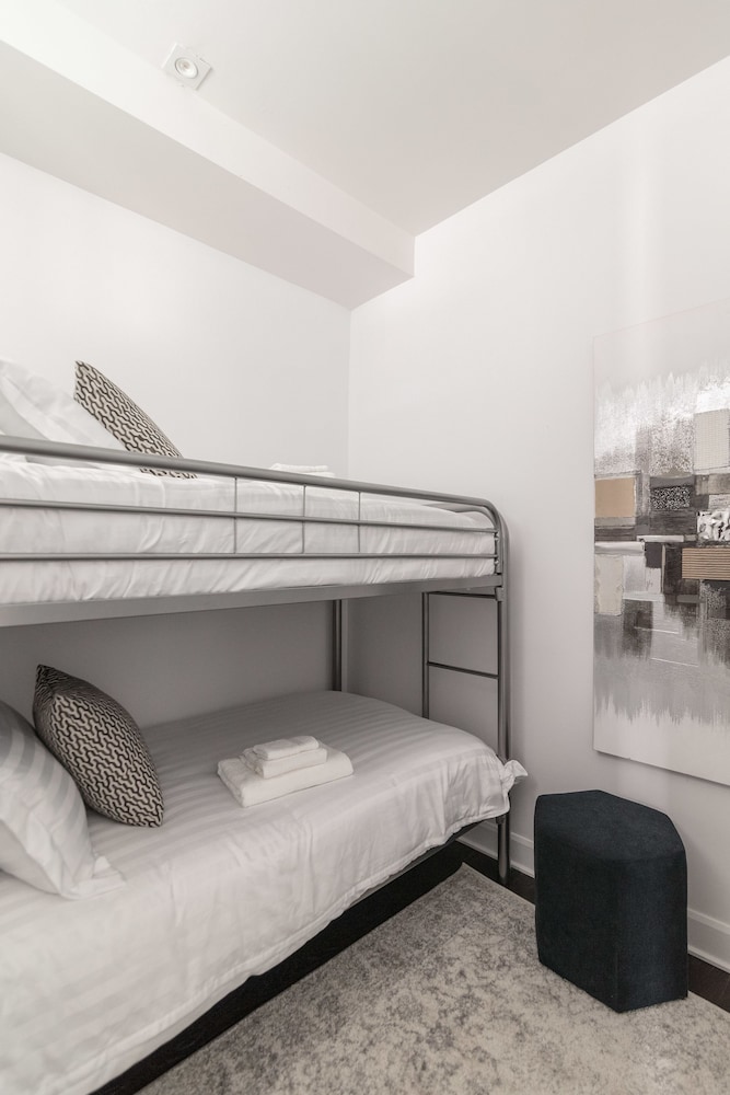 Condo, 2 Bedrooms (201) photo 2