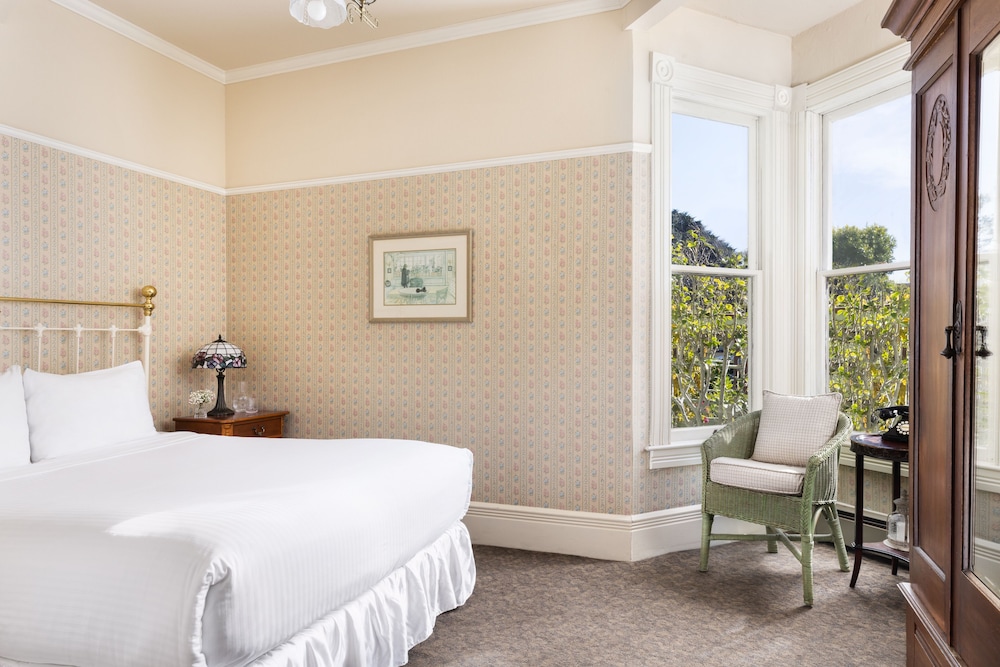 Queen Bay Upstairs