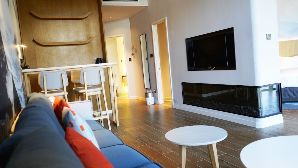 Junior Suite, 3 Twin Beds - Photo 10