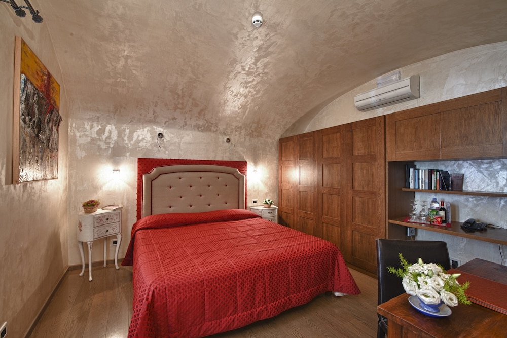 Romantic Double Room, 1 King Bed, Ensuite, City View photo 2