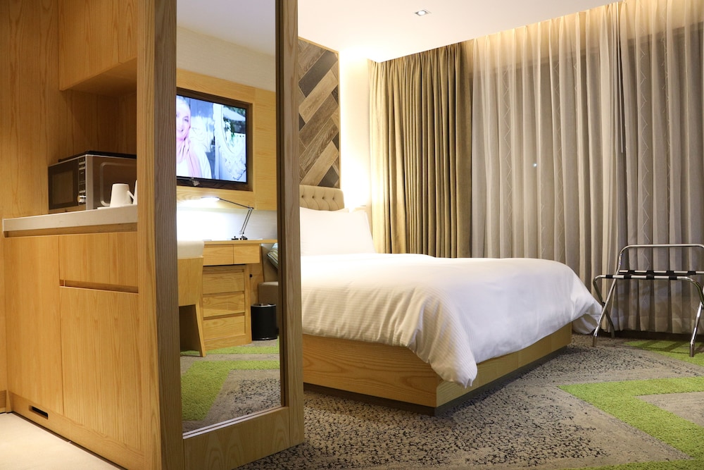 Deluxe Double Room, Refrigerator & Microwave, City View photo 3