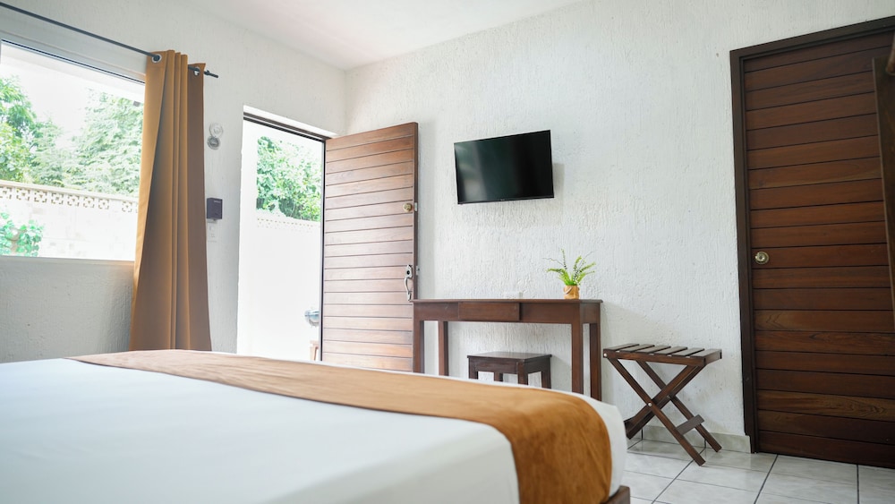Standard Room, 1 Queen Bed, Pool View photo 2